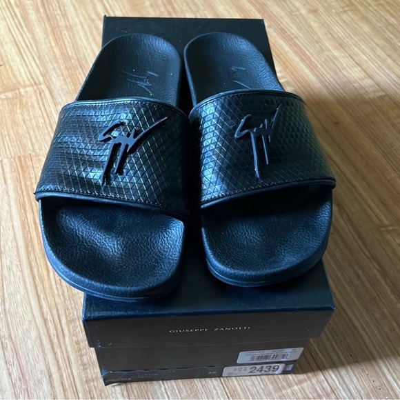 Giuseppe Zanotti Slides
